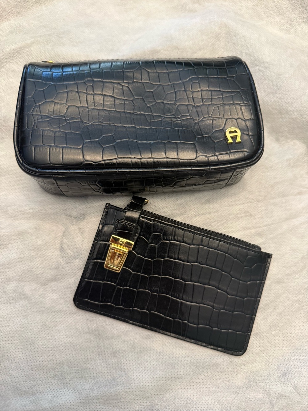 Vintage Etienne Aigner black croc-embossed leather pouch clutch & ID card holder - Picture 2 of 8